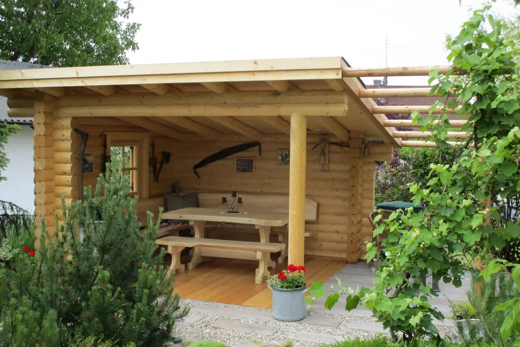 Gartenlaube-aus-Rundholz